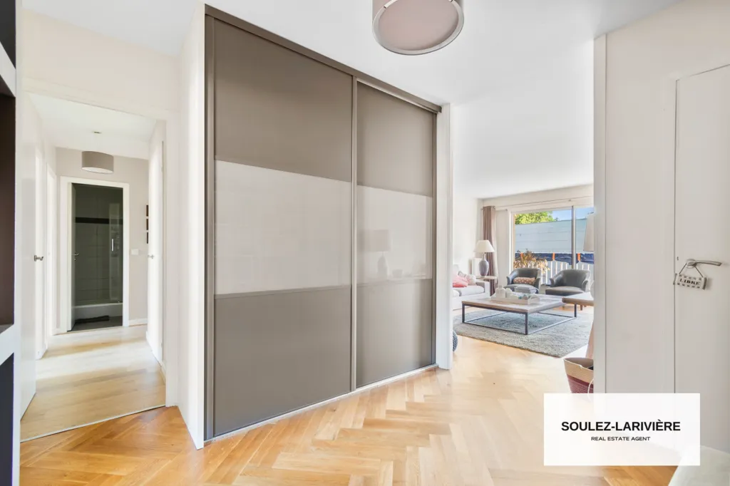 Esik - Apartment with Balcony in Versailles
