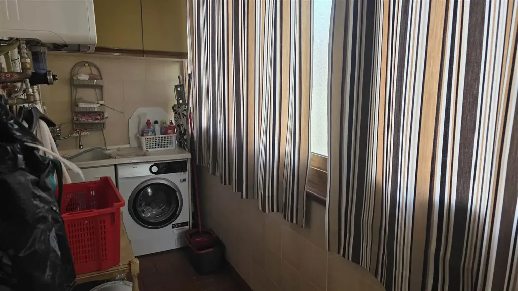 Utility Room - Six-Bedroom Apartment with Terrace in Prato