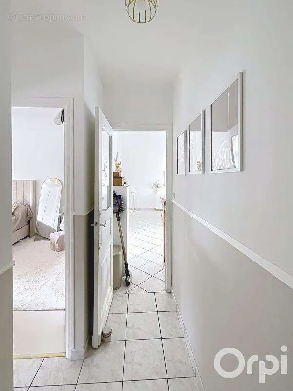 Entrée - Immeuble Mixte avec Atelier et Appartement Loué à Saulx-les-Chartreux
