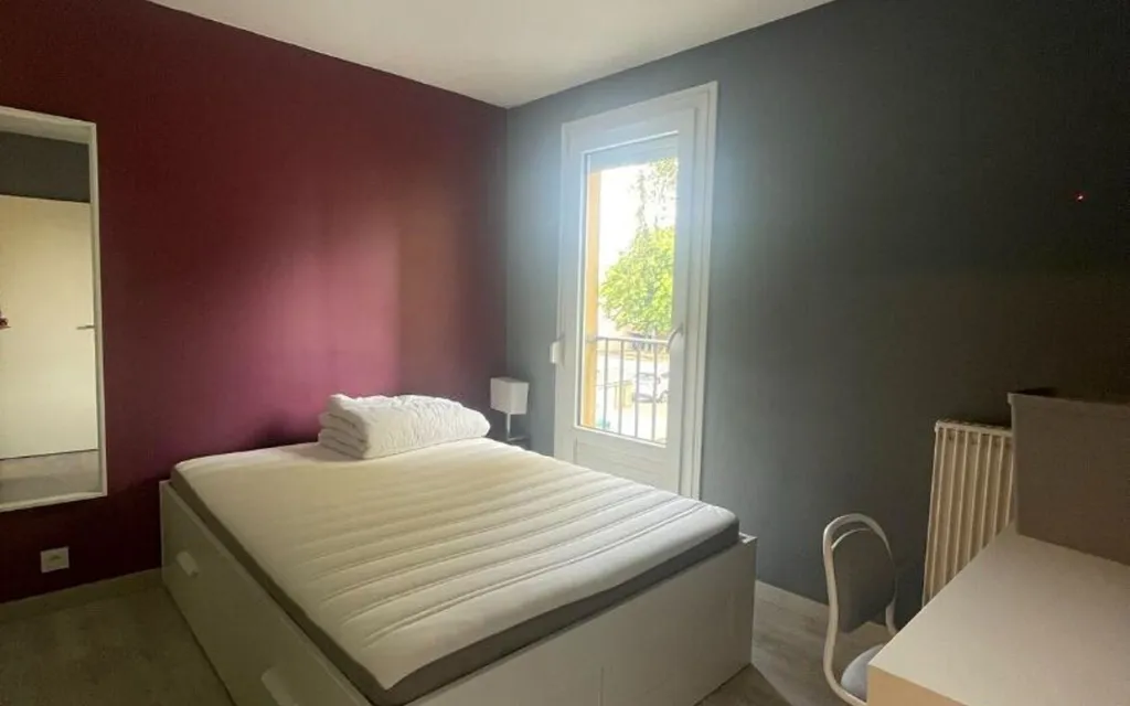 Chambres - Appartement 5 Pièces avec Balcon à Compiègne