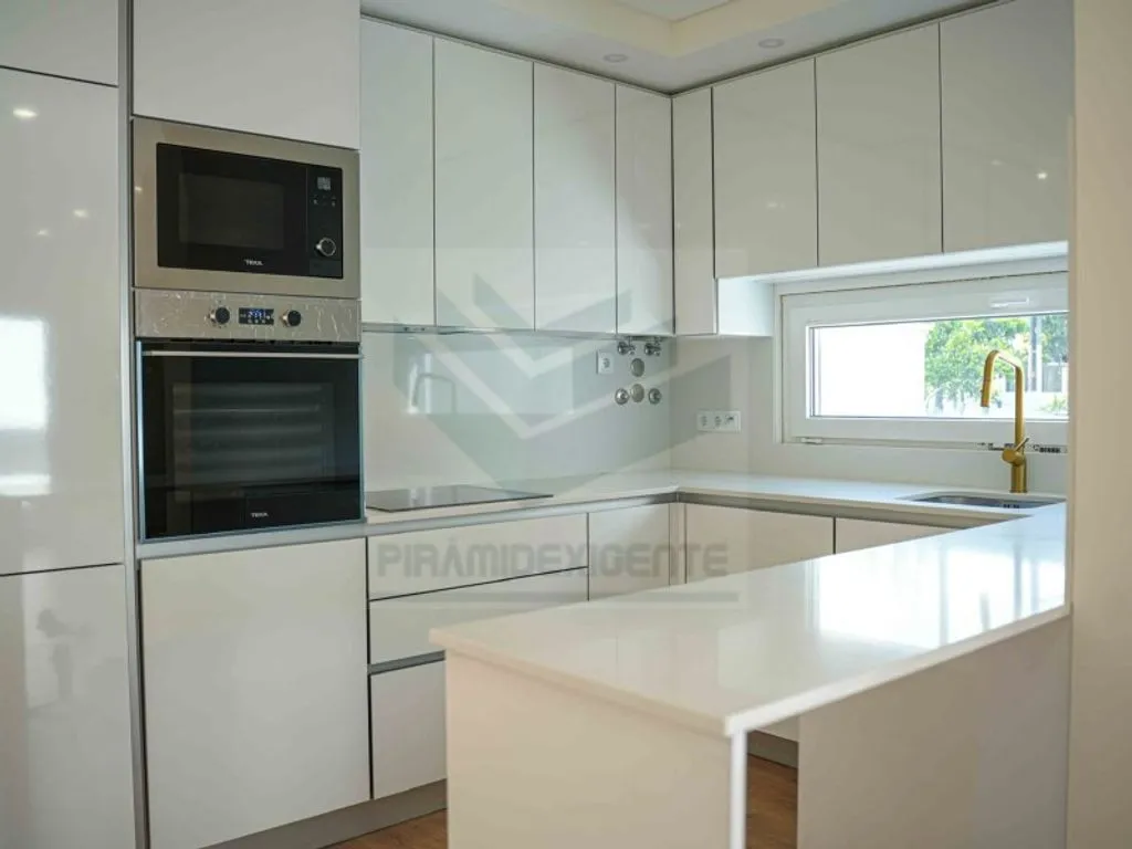 Cuisine - Modern Semidetached House with Outdoor Space in Seixal