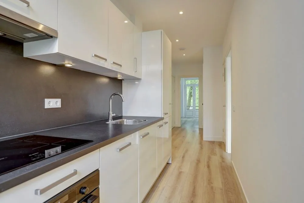 Cuisine - 3-Bedroom Apartment with Balcony in Amsterdam