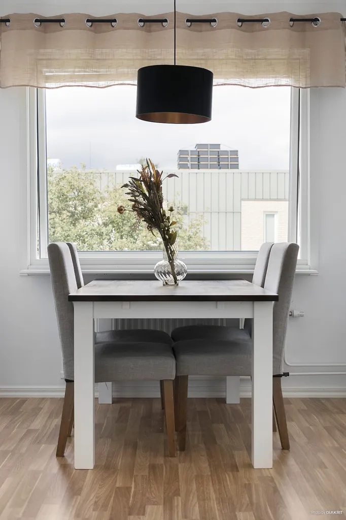 Söögituba - Renovated Flat with Large Windows in Lunden