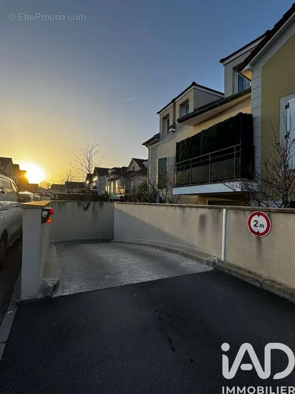 Extérieur - Parking Double Sécurisé à Vauréal