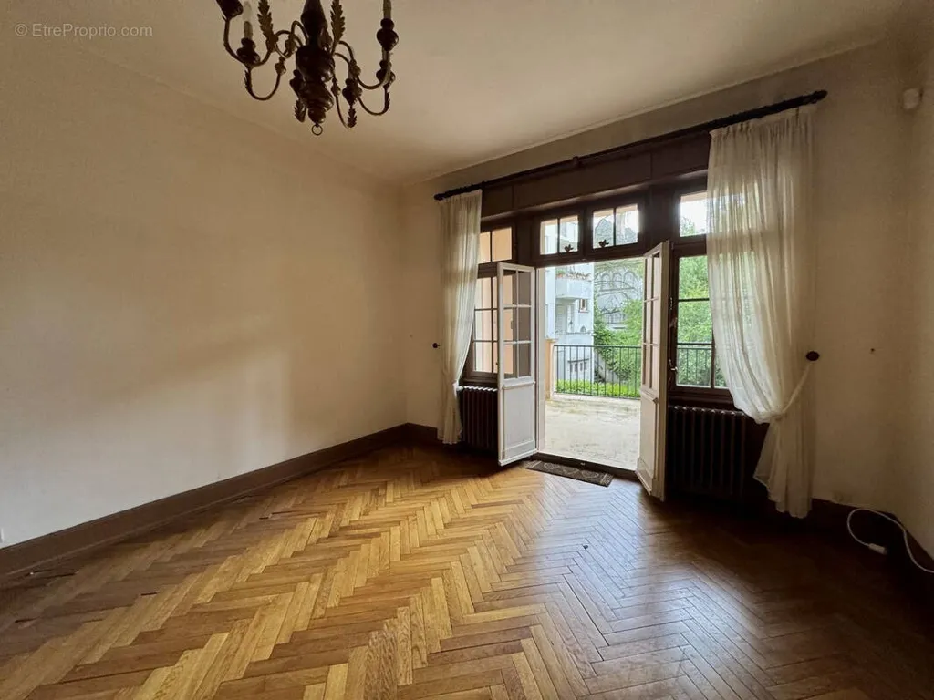 Toad - Four-Storey House with Terrace in Central Location