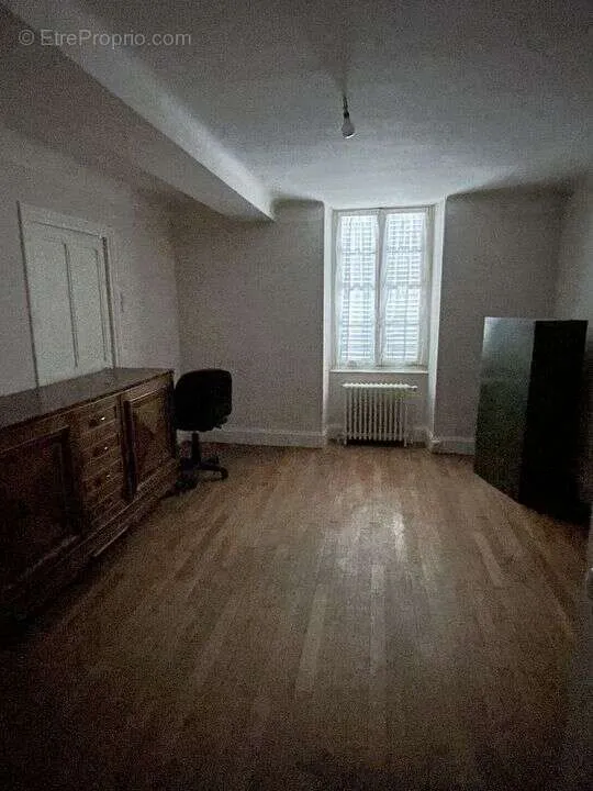 Chambres - Ensemble Commercial et Habitation avec Grange à Randan