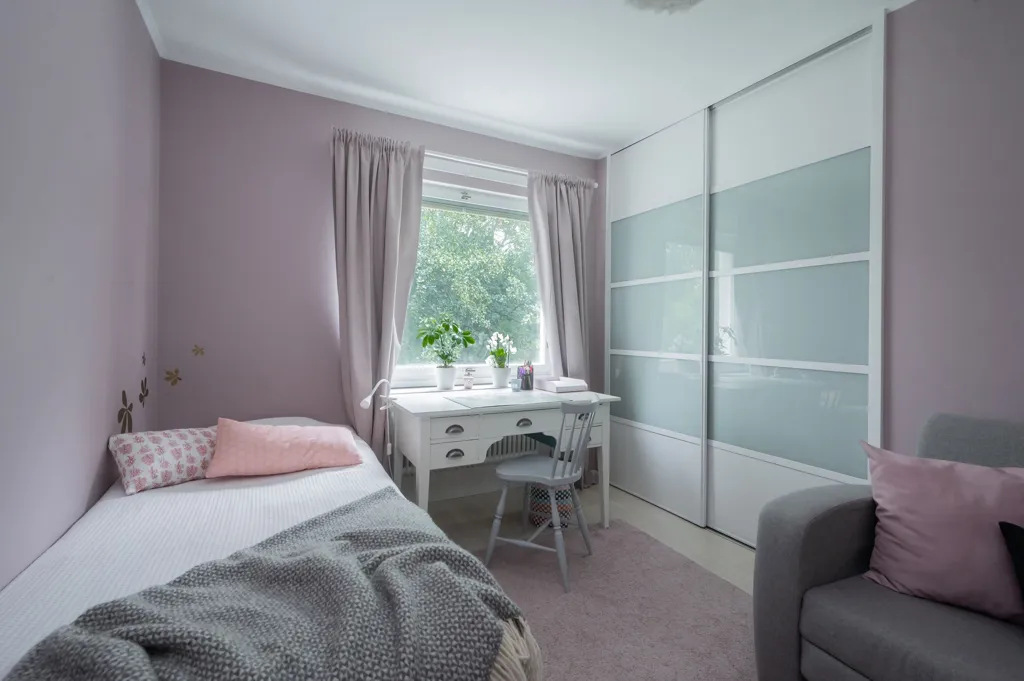Schlafzimmer - Bright Apartment with Balcony near Stuvsta Centre
