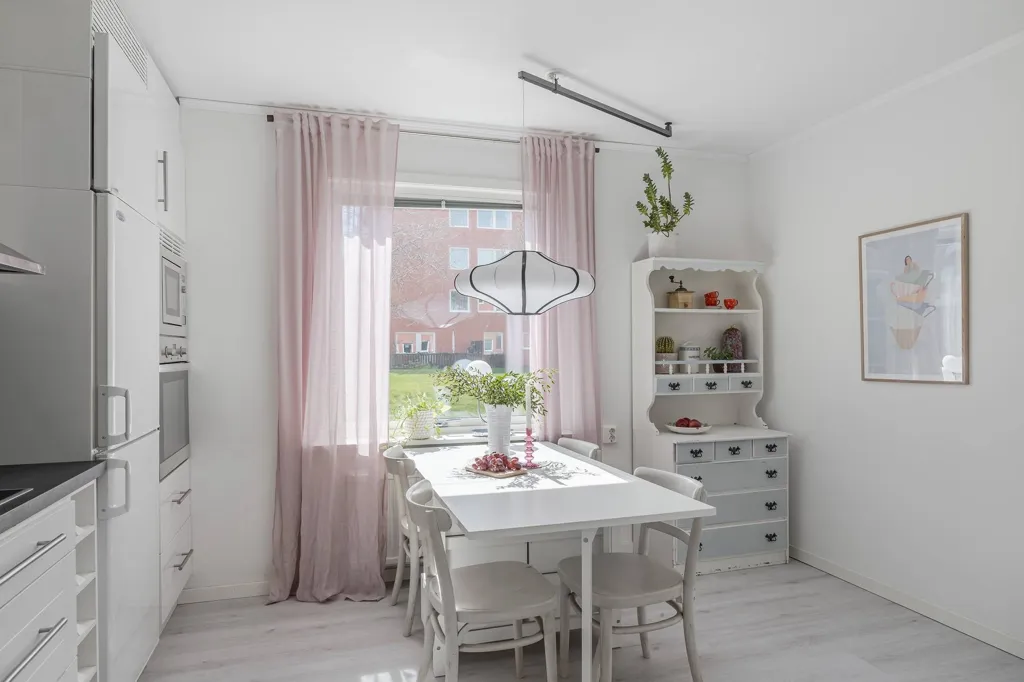 Salle à manger - Two-Room Flat with Balcony in Bokgatan