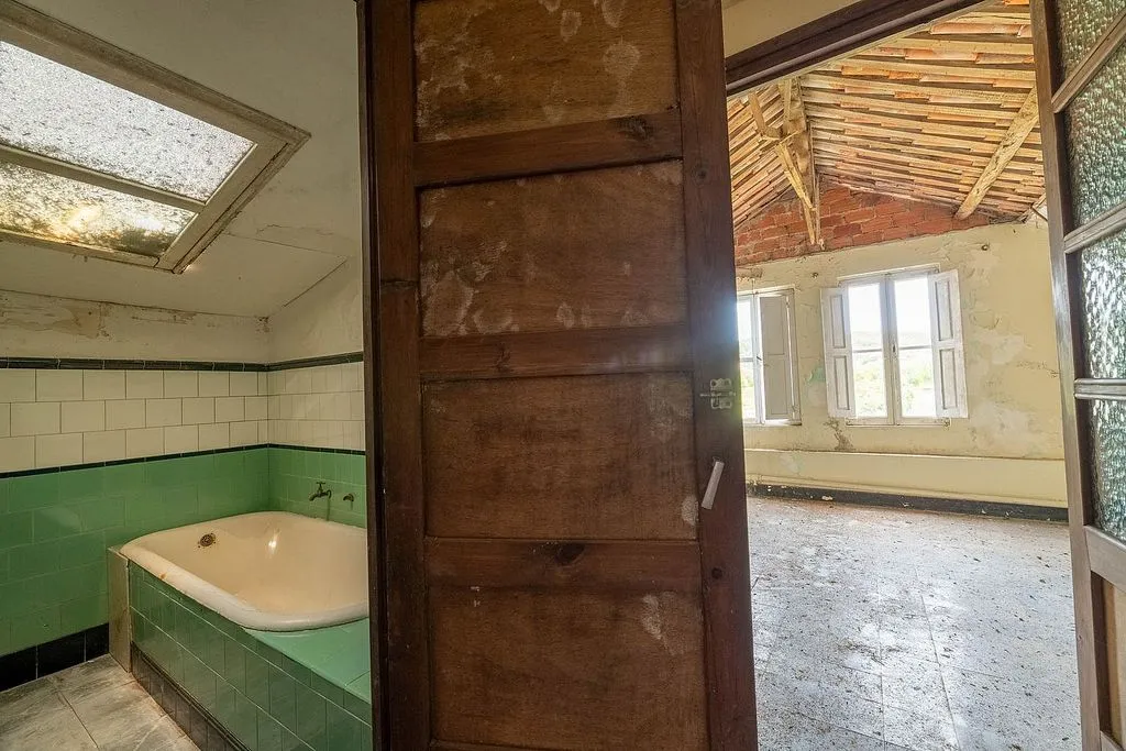 Vannitoad - Chalet with Large Plot for Renovation in Narón