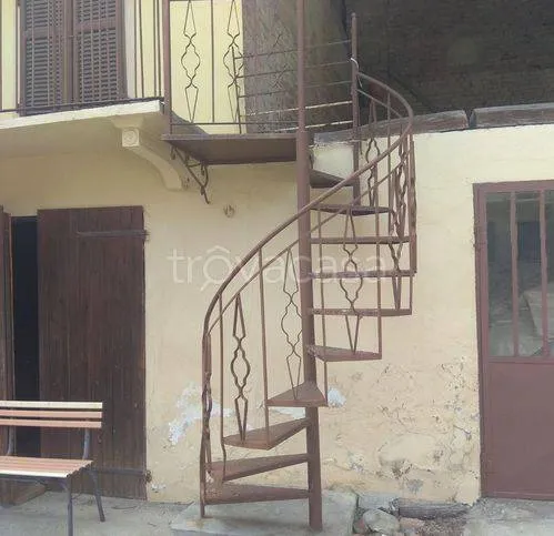 Toad - Rustic Property with Langa Views in Guarene