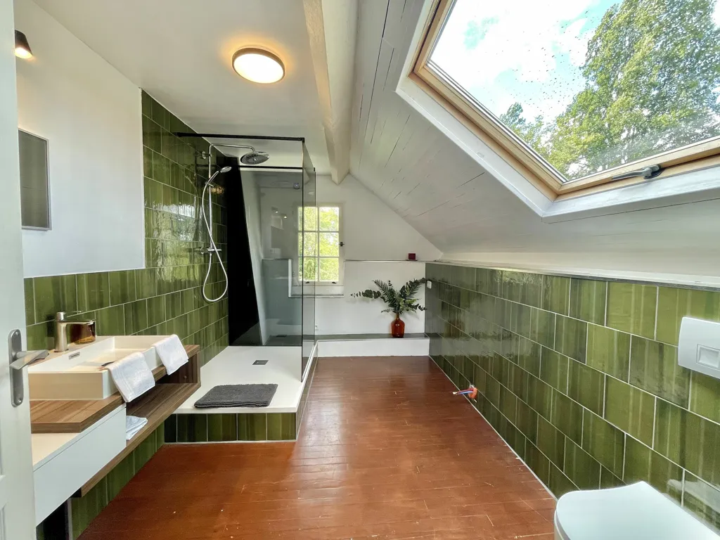 Salles de bain - Maison en Pierre avec Piscine et Vue Nature