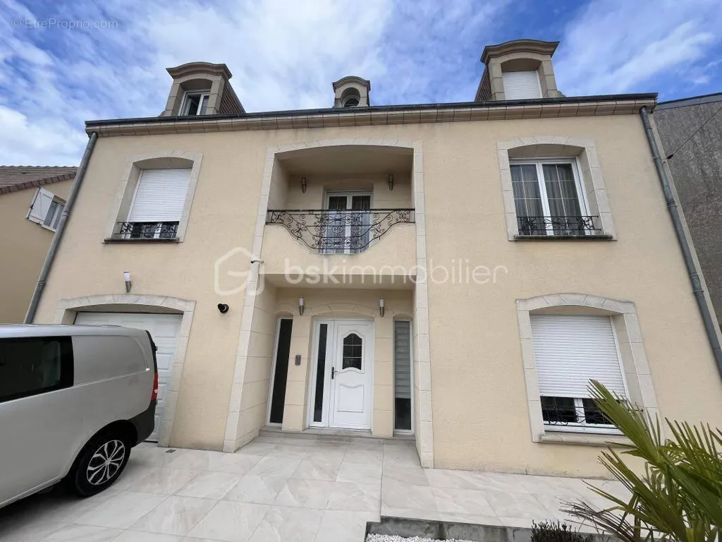 Esterno - House with Independent Apartment in Quiet Area