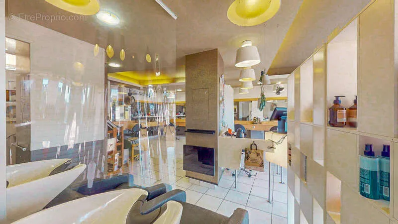Bathrooms - Coiffure Salon with Market View in Douarnenez