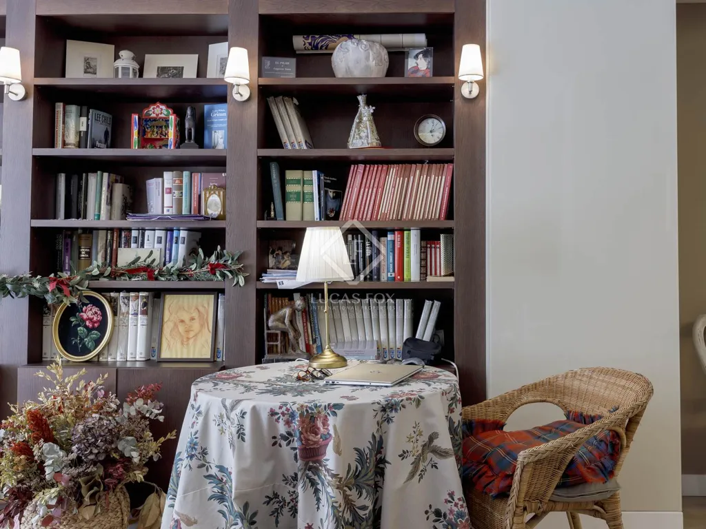 Office - Refurbished Apartment with Terrace in Valencia