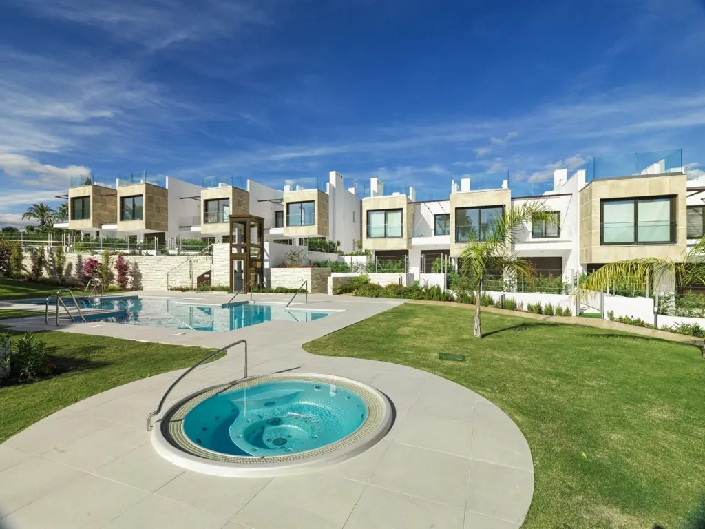 Piscine - Duplex House with Private Garden in Marbella