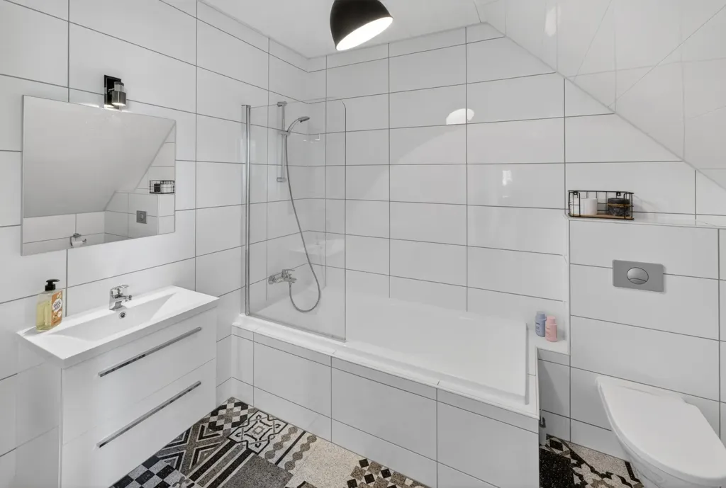 Bathrooms - Half-Freestanding House with Harbour View in Oude-Tonge
