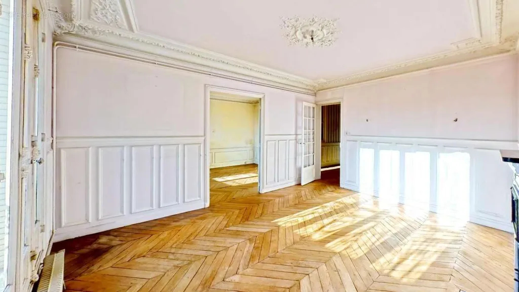 Living Room - 4-Piece Paris 16 Balcony with Etoile Proximity