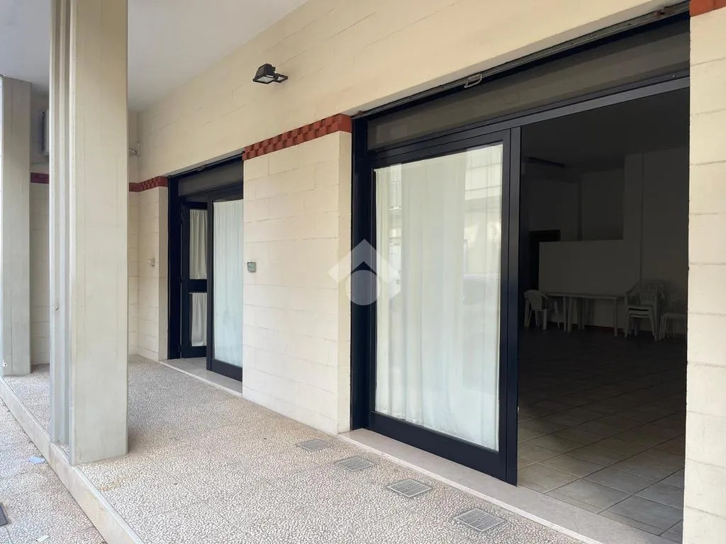 Entrée - Commercial Space with Double Frontage in Grottaglie