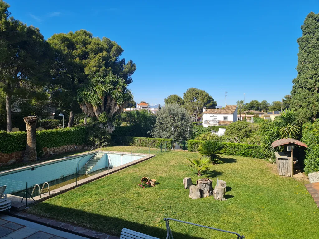 Jardin - Señorial Chalet for Renovation with Pool in La Cañada