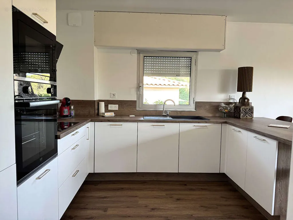 Köök - Renovated 4-Piece Apartment with Terrace in Les Angles