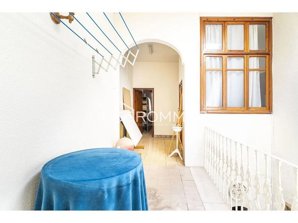 Esik - Dual-Unit Property with Central Location in Vila-real