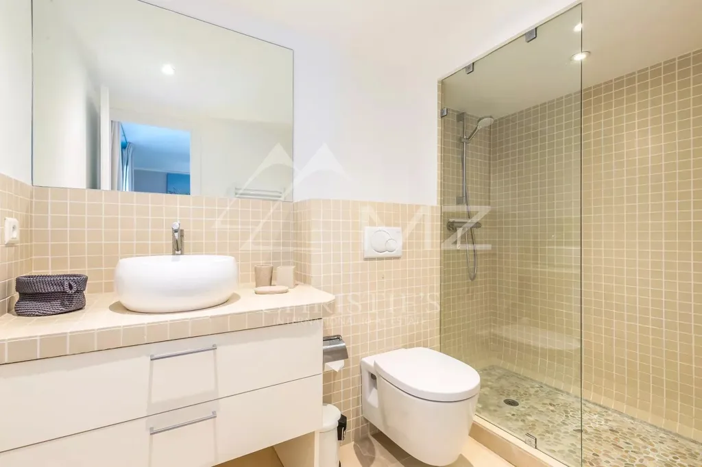 Salles de bain - Villa Moderne avec Piscine à Cannes