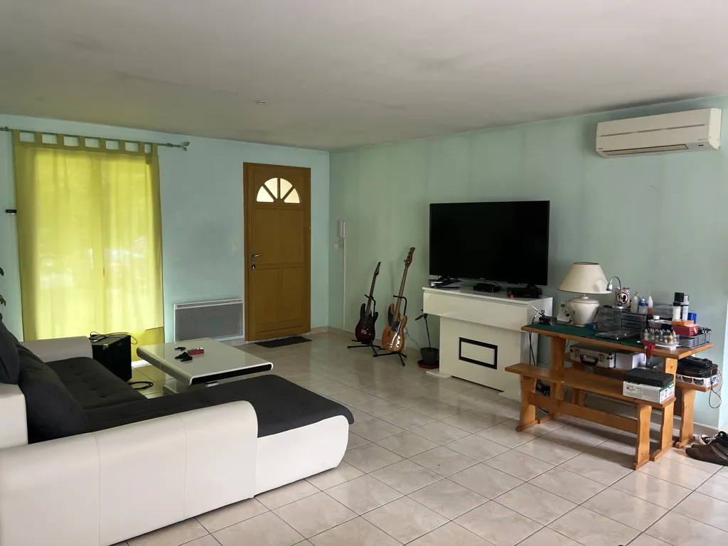 Séjour - Maison de Plain Pied avec Garage et Jardin à Lizac