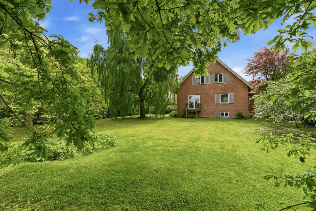 Jardin - Red Brick Villa with Garden in Øsby