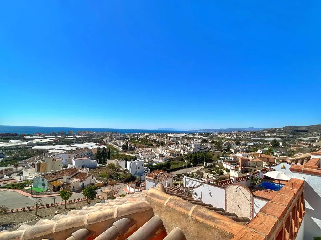 Rõdu - South-Facing Villa with Sea Views in Torrox Park