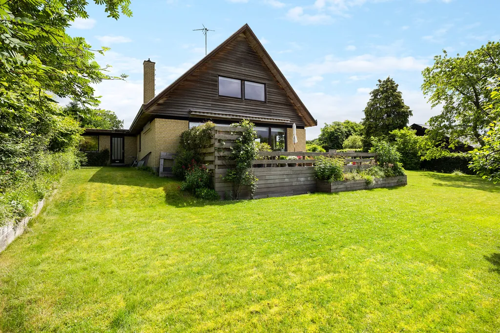 Giardino - Villa with Lake View in Ravnsnæs