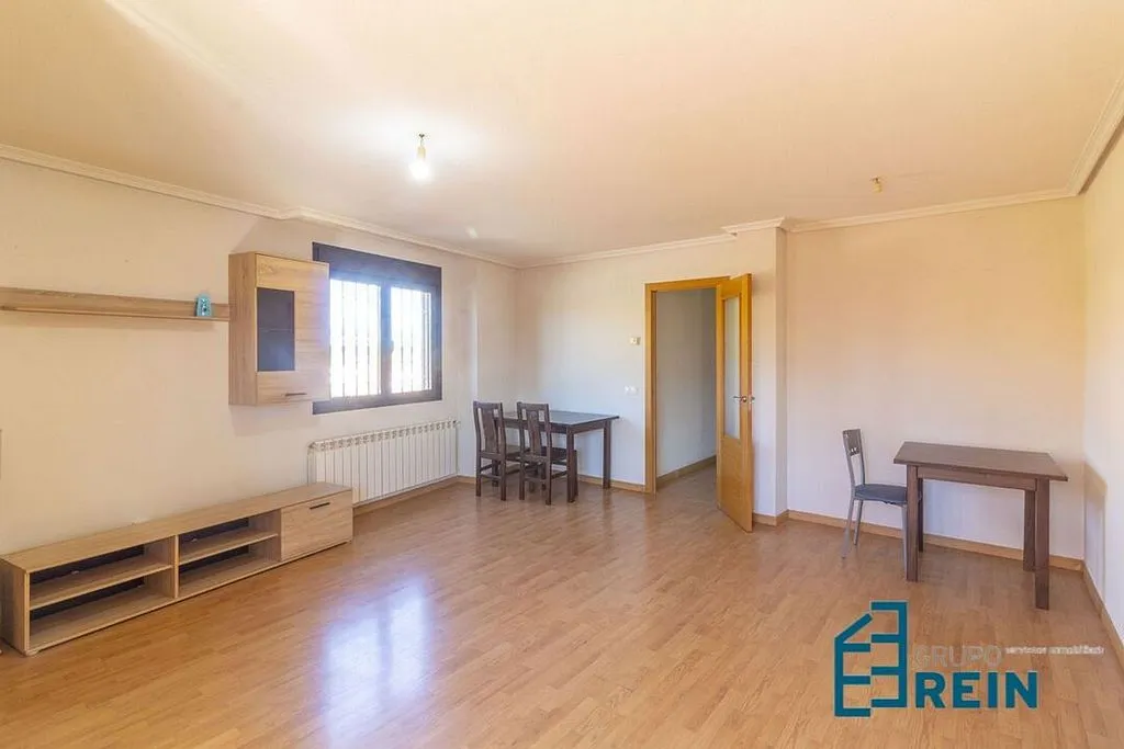 Living Room - 3-Bedroom Apartment with Garage in Recas