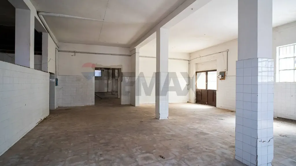 Pièces - Commercial Space with Apartments in Belpasso