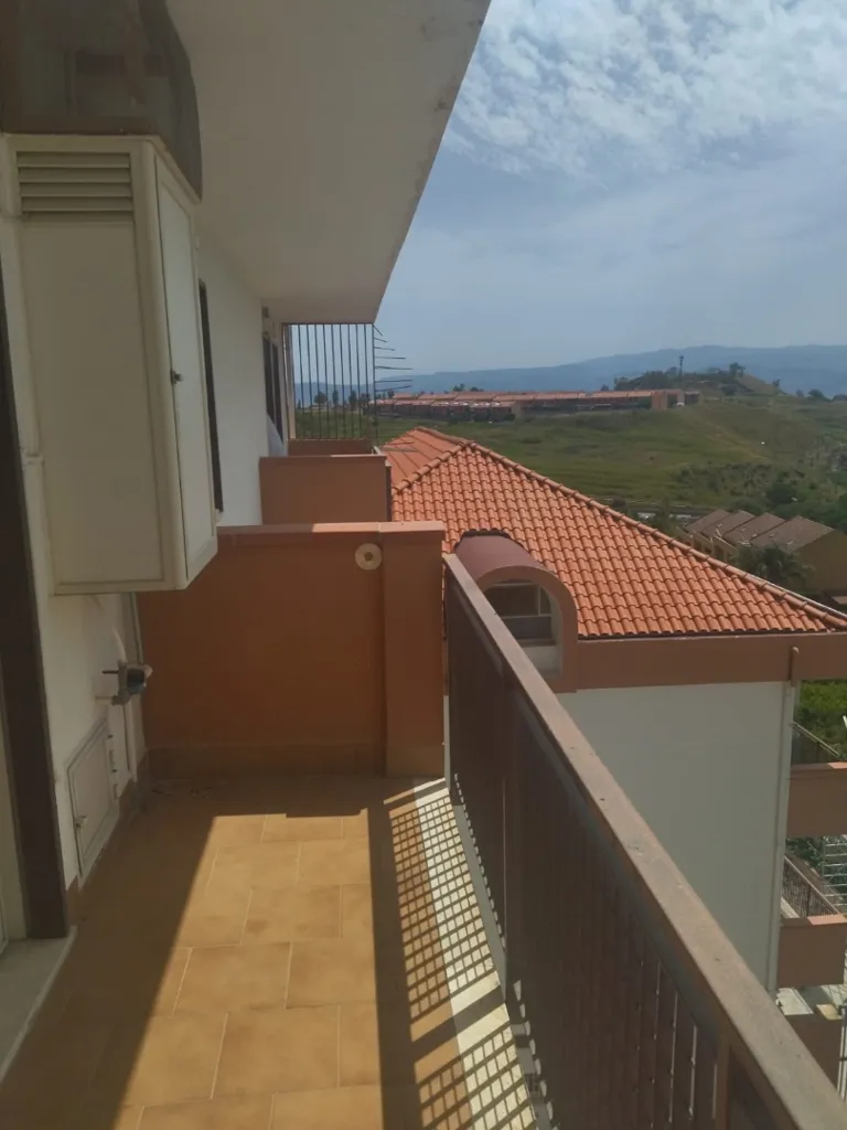 Rõdu - 3-Bedroom Apartment with Balcony in Messina