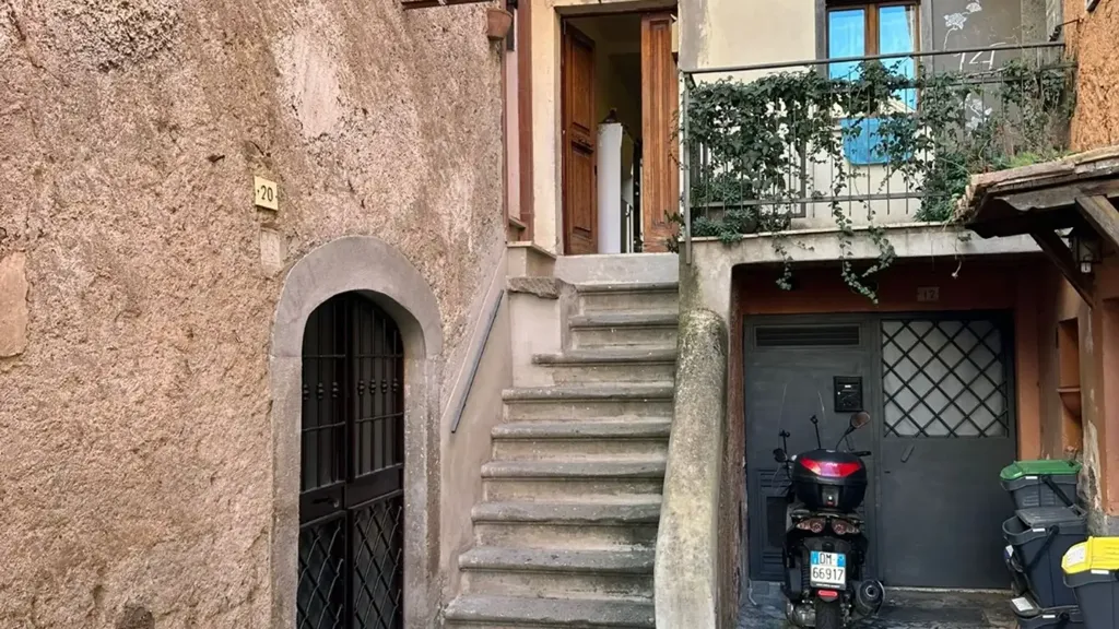 Rooms - Restored Apartment with Balcony in Marino