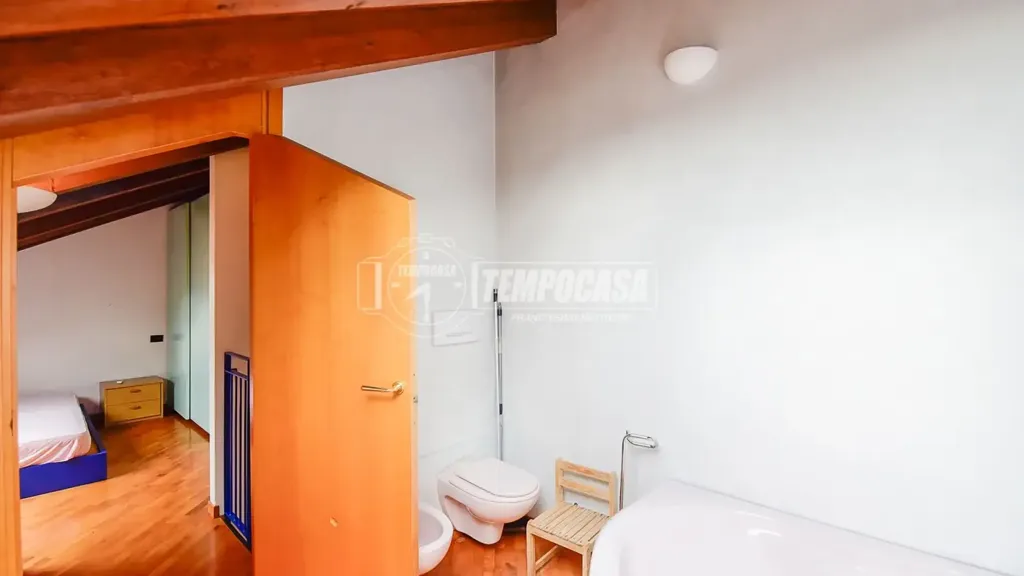 Magamistoad - Two-Level Apartment with Balcony in Cantù