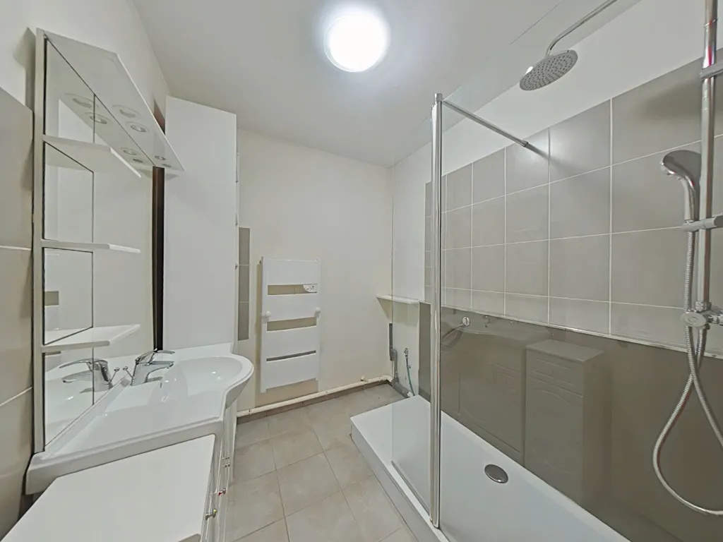 Vannitoad - Bright 2-Bedroom Apartment in Chambray Centre