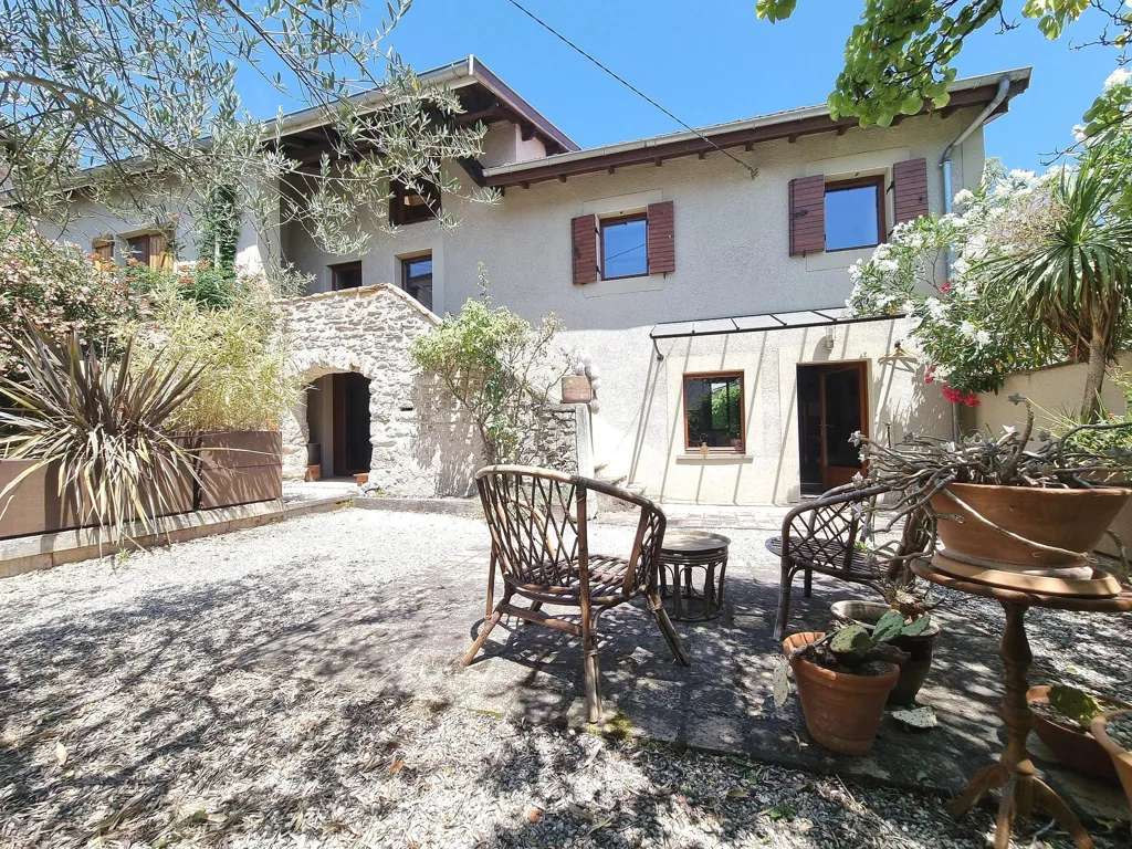 Terrasse - Maison Ancienne Rénovée avec Jardin à Saint-Genis-Les-Ollières