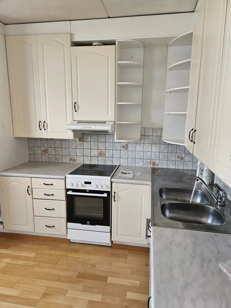 Köök - Spacious Apartment with Balcony in Matinkylä, Espoo