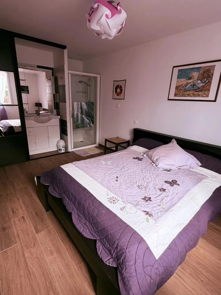 Chambres - Villa avec Vue Panoramique et Grand Balcon en Creuse