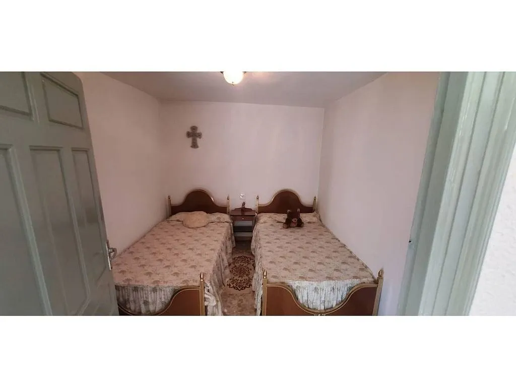 Magamistoad - Spacious House with Multiple Garages in Novés