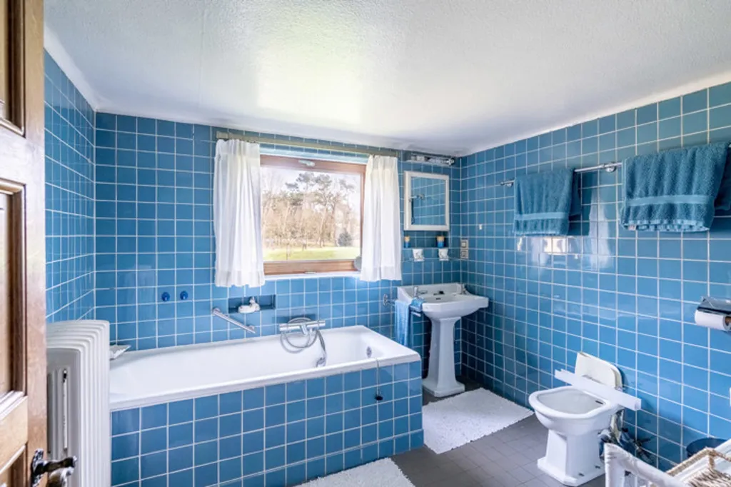 Bagni - Renovation-Ready House with Golf View in Knokke-Heist