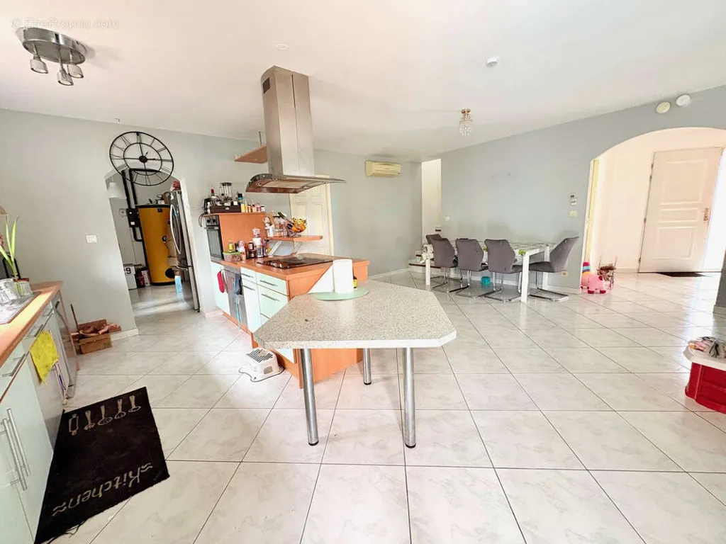Köök - Spacious Villa with Pool in Pérols