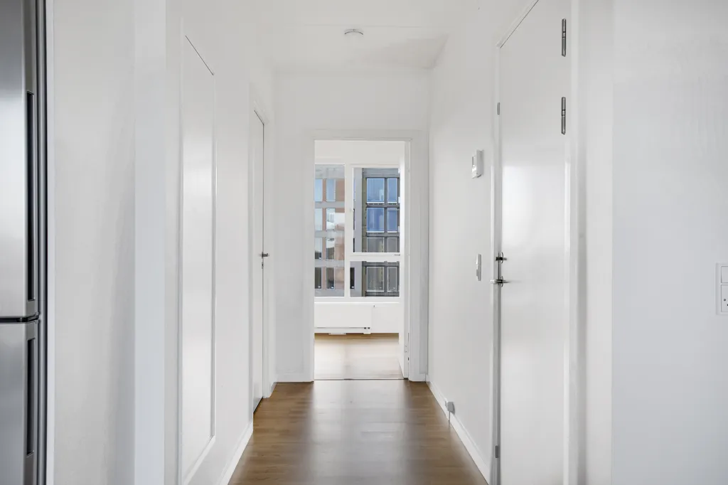 Entrée - 2-Bedroom Apartment with South-Facing Balcony