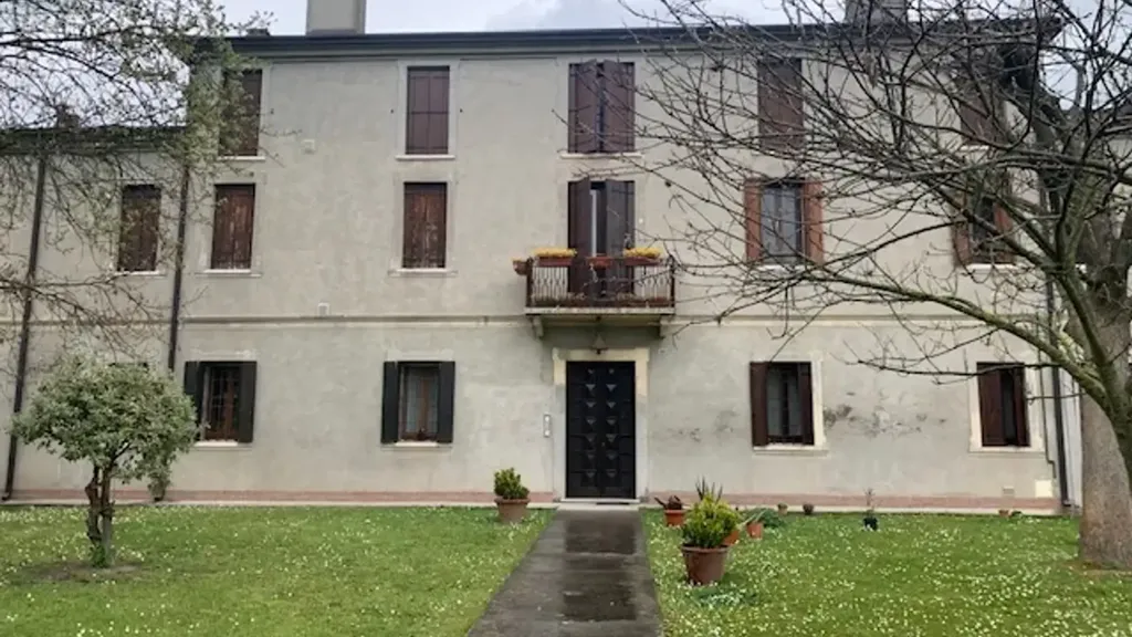 8-room apartment in IT