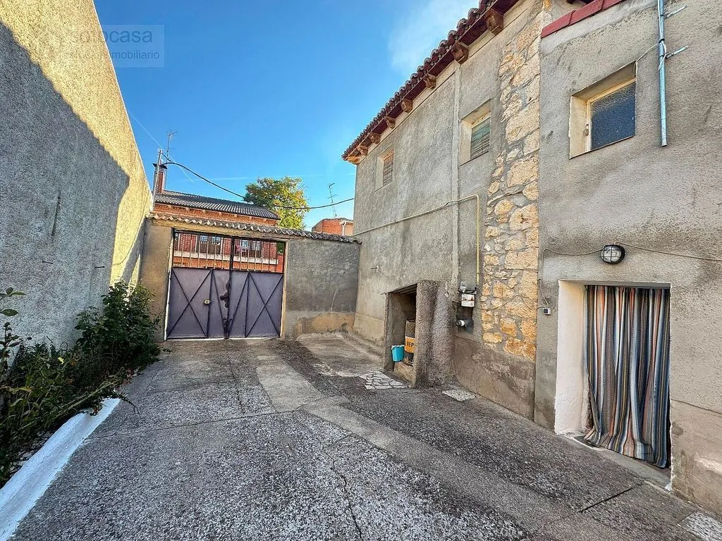 Aed - Six-Bedroom House with Large Plot in Renedo de Esgueva