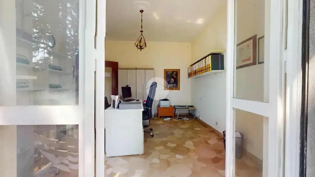 Bureau - Spacious 3-Bedroom Apartment in Seregno