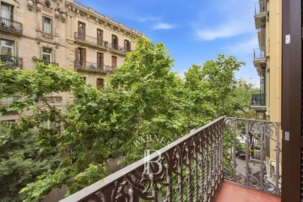 Balcon - Refurbished Flat in Modernist Building, Barcelona
