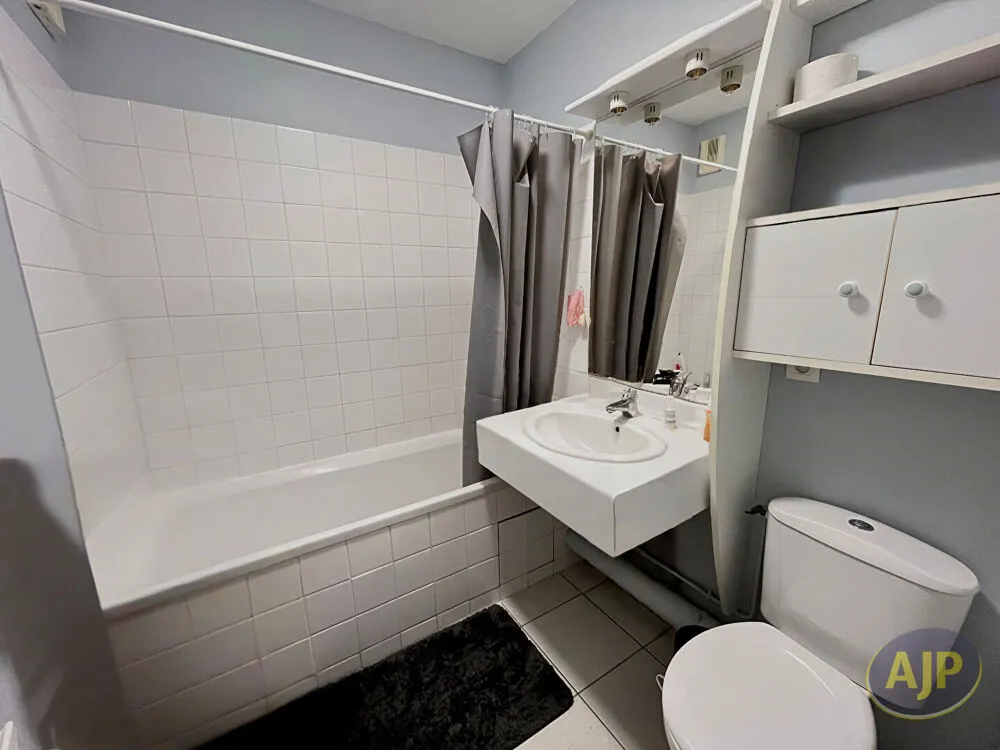 Salles de bain - Studio Meublé avec Balcon à Orvault