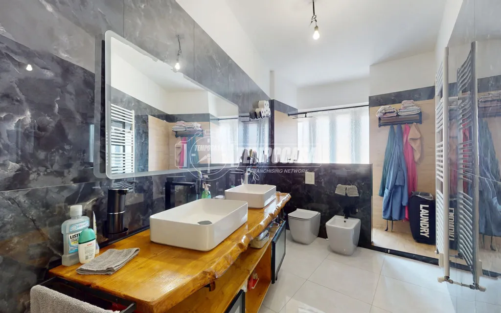 Bathrooms - Modernised Apartment with Balcony in Settimo Torinese