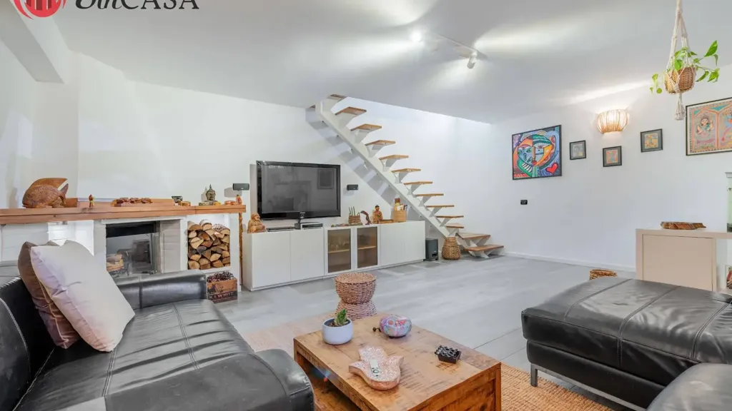 Elutuba - Rear-Accessioned Villa with Pool in Cerveteri